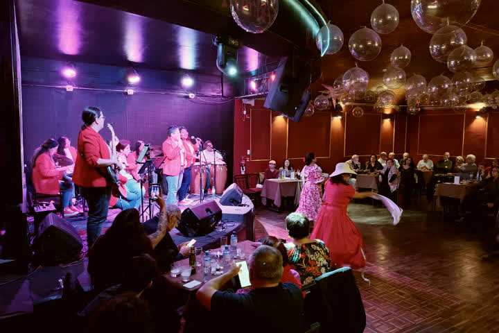 La sala con el público en mesas durante Ambiente Criollo, en Lima 2025.